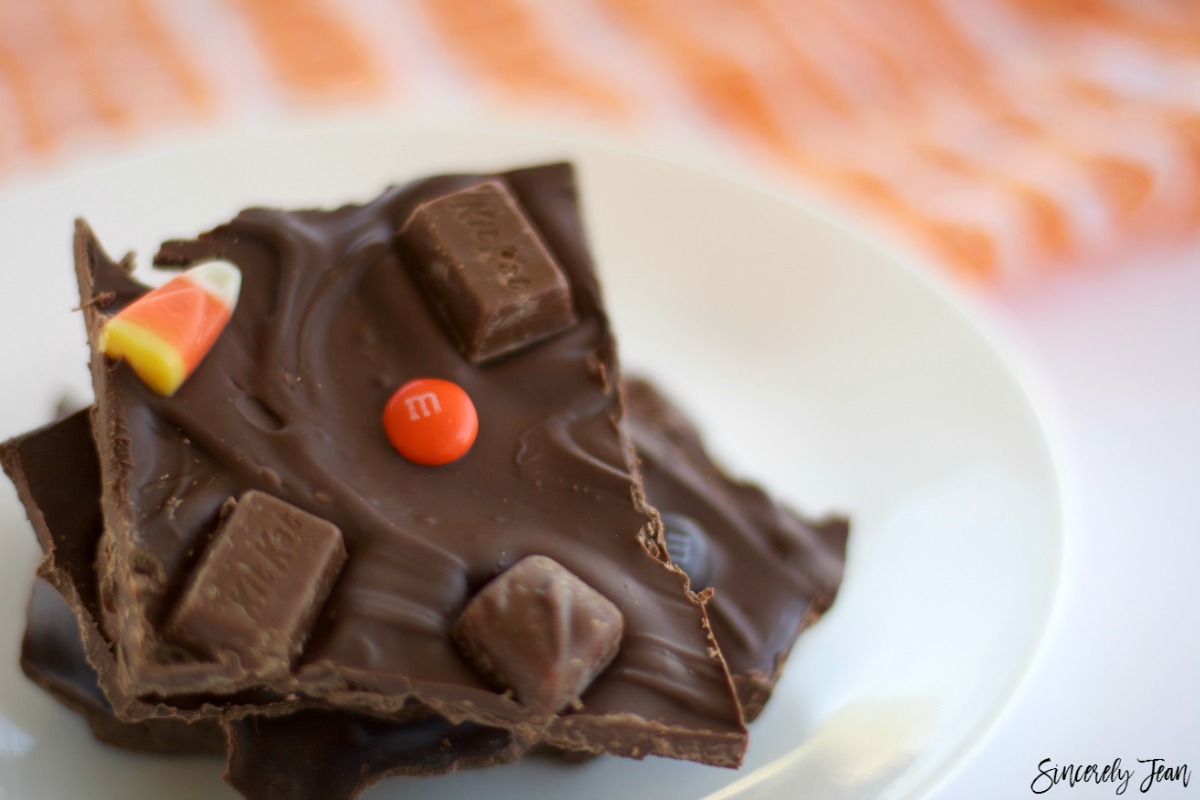 halloween candy chocolate bark - Perfect and simple dessert for Halloween, by SincerelyJean.com