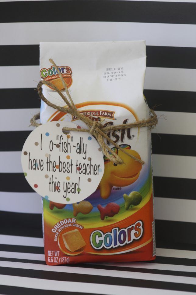 Goldfish crackers teacher gift - Great back to school teacher gift! | www.sincerelyjean.com
