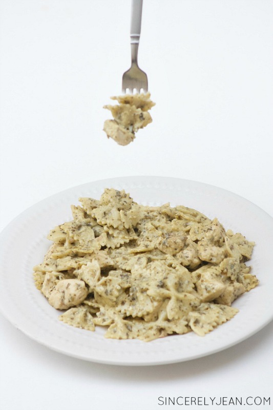 5 Ingredient Pesto Chicken Bow Tie Pasta - quick and easy dinner recipe! | www.sincerelyjean.com- 