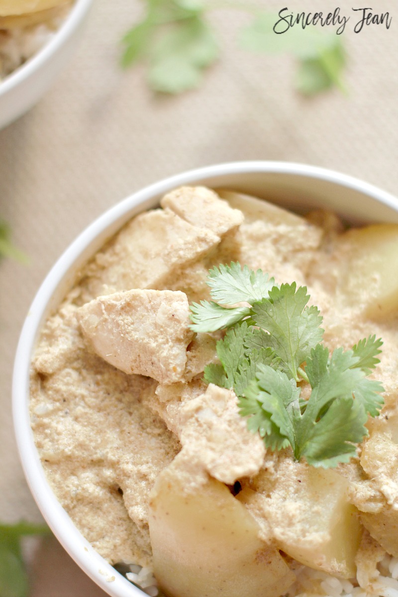 5 Ingredient Slow Cooker Thai Yellow Curry with Chicken and Potatoes - This is an simple and delicious dinner and only requires 5 ingredients! | www.SincerelyJean.com