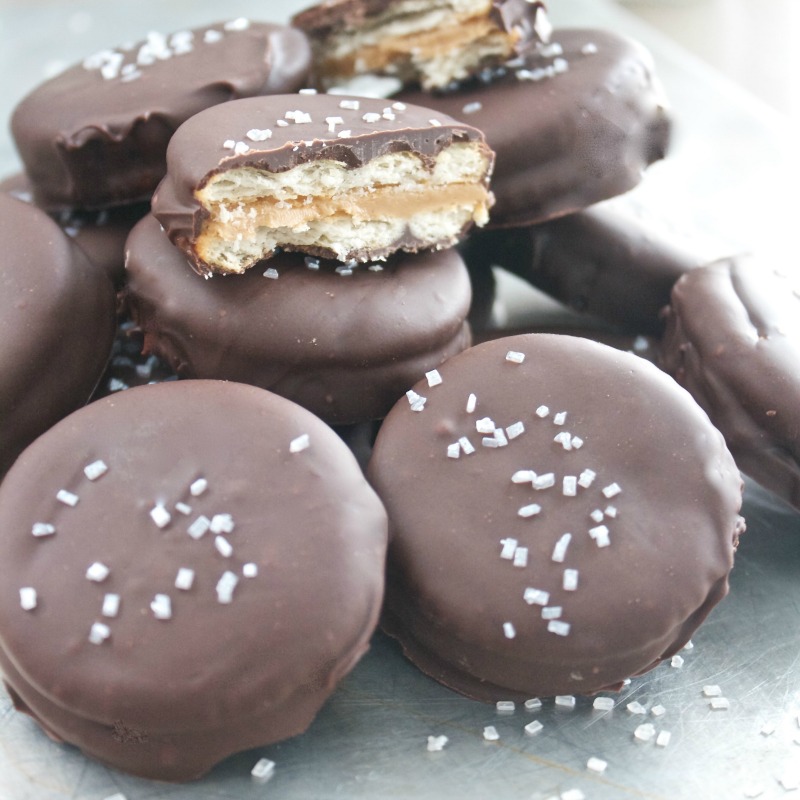 chocolate dipped peanut butter crackers - holiday - dessert - simple