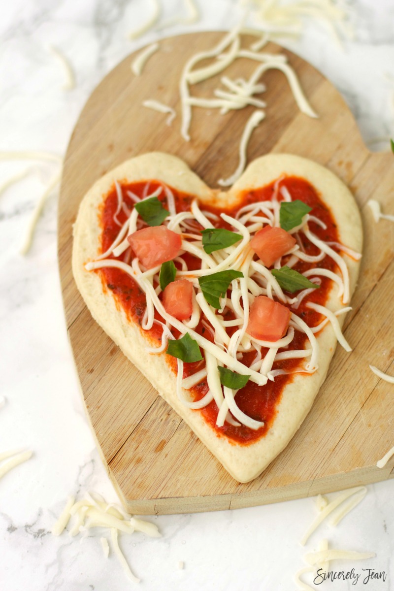 How about mini heart pizzas for Valentine's Day? SincerelyJean.com brings you a 5-ingredient Margherita pizza recipe